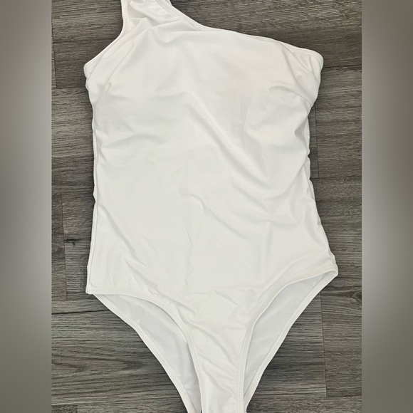 Marina West Women's Size Small One-Shoulder One-Piece Swimsuit White Beach - Picture 6 of 13